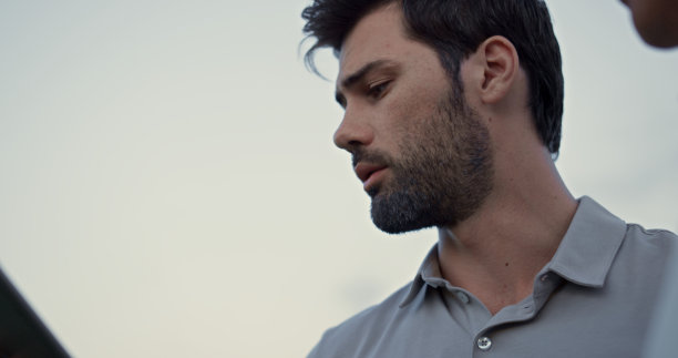 帅哥说平板电脑在线会议。商人在乡村俱乐部聊天。图片下载