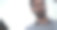 男子在户外看着平板电脑屏幕。性感的家伙在网上谈论高尔夫球场。图片下载