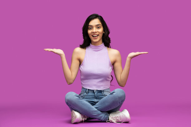 年轻女子在紫色背景的股票照片图片下载