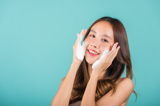 肖像美丽女性微笑适用于健康肌肤泡沫洁面乳图片下载