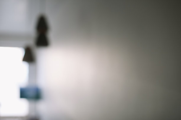 有窗的房间视野模糊。抽象模糊的背景纹理。复制空间背景内部。图片下载