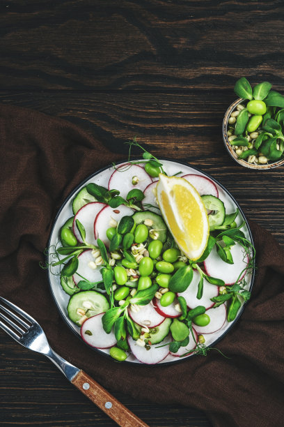 春季素食沙拉，有萝卜，黄瓜，豌豆，向日葵和豆芽，毛豆。健康的饮食食品。俯视图图片下载