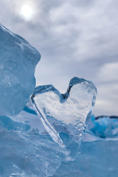 具有透明冰心的北极景观，贝加尔湖或极端南极洲的冰冻雪。心形冰柱放在冰上的冰柱。冰冷的心。图片下载