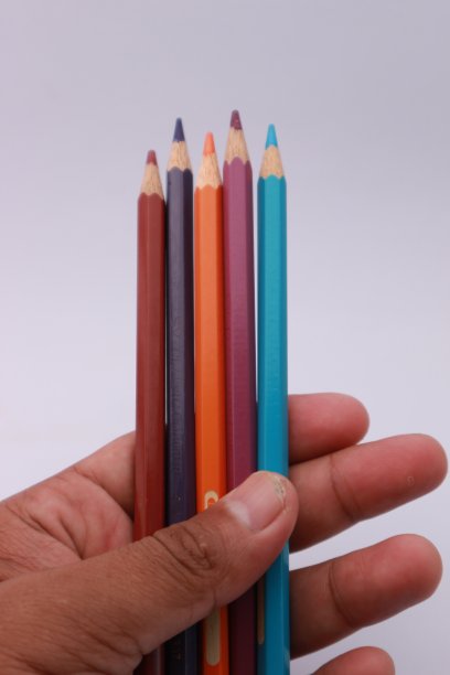 用于在白色背景上单独绘图的彩色铅笔图片下载