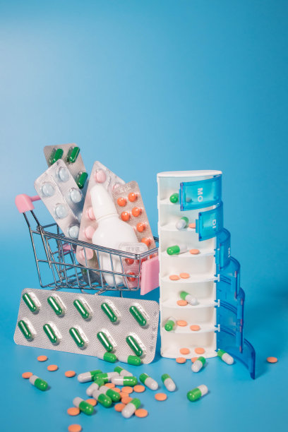 购物车和水泡装的药片和装药品的塑料容器。网上买药的概念，医疗器械的配送。图片下载