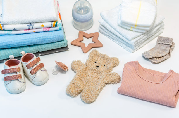 生育的概念。白色背景的新生儿服装和配件套装图片下载