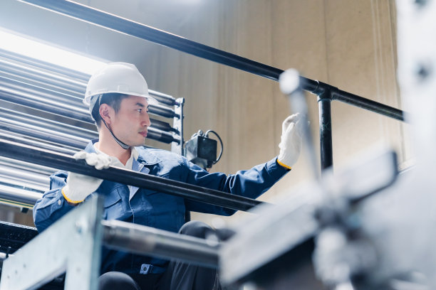 在高海拔脚手架上工作的男工人图片下载