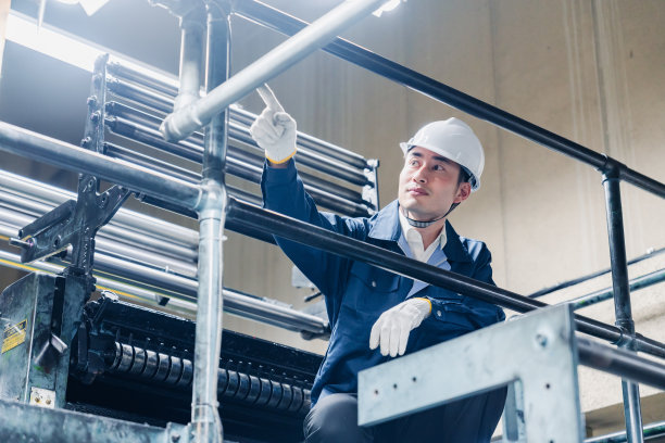 在高海拔脚手架上工作的男工人图片下载