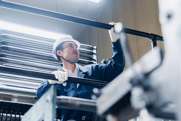 在高海拔脚手架上工作的男工人图片下载