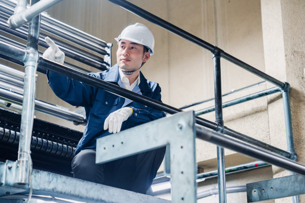 在高海拔脚手架上工作的男工人图片下载