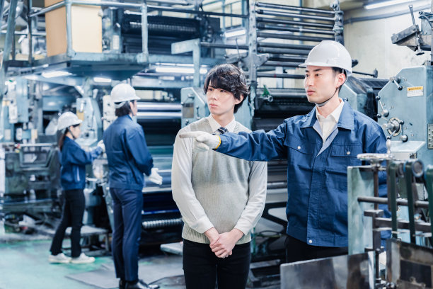 男学生参观工厂图片下载