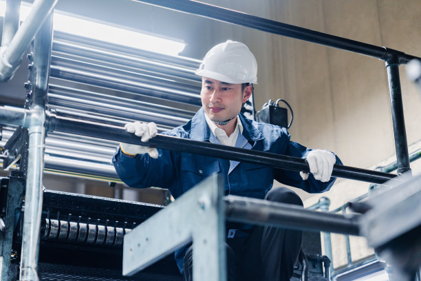 在高海拔脚手架上工作的男工人图片下载