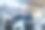 在高海拔脚手架上工作的男工人图片下载