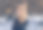 漂亮的女人的手。美丽的自然背景。图片下载