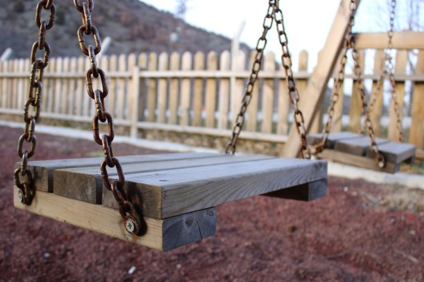 后院的秋千，背景是栅栏。图片下载