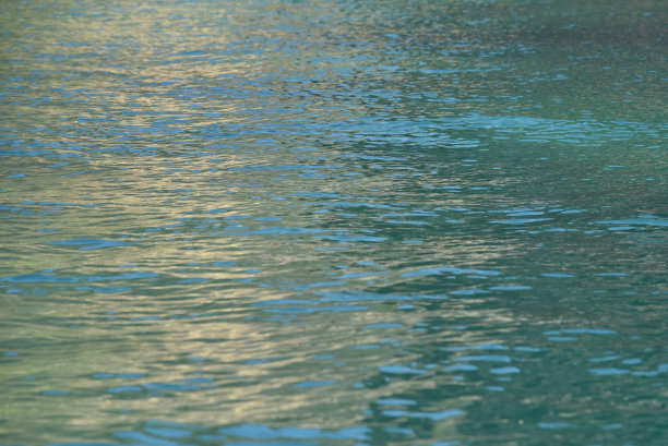 游向北海道函馆的蓝色洞穴图片下载