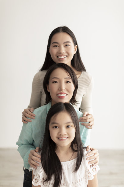 快乐的亚洲多代家庭的肖像，母亲，女儿和奶奶在相机前摆姿势和微笑图片下载