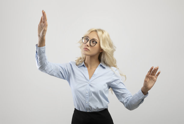 商业创新理念。年轻的女企业家触摸虚拟屏幕上的光背景，为设计的模型图片下载