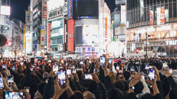 大量的人使用智能手机图片下载