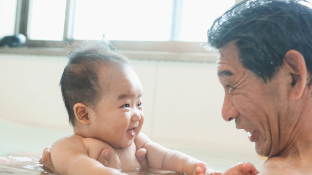 宝宝和家人一起洗澡图片下载