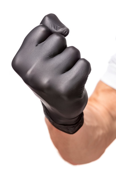 拳头在黑色橡胶手套隔离在白色背景图片下载
