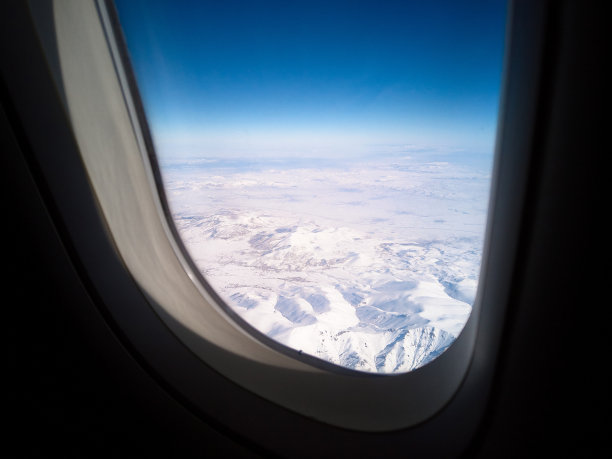 透过飞机舷窗眺望雪景图片下载