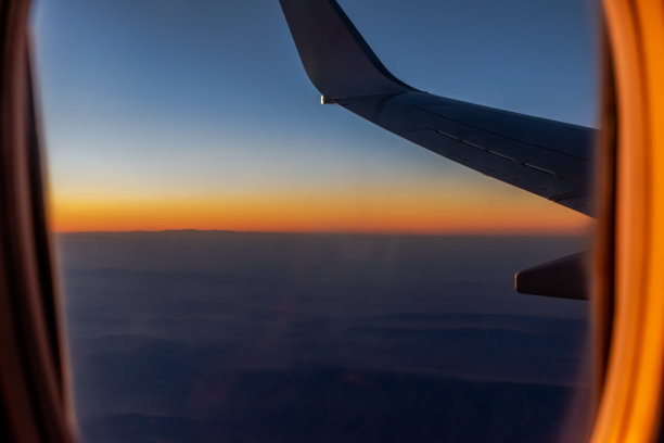 飞机视角的黄金时刻彩色天空。图片下载