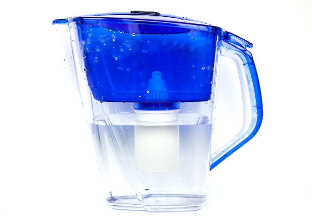 一种水壶式家用滤水器，带有可更换的过滤喷嘴，过滤水在白色背景上。图片下载