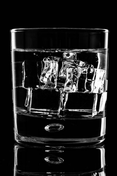 威士忌酒杯，黑底加冰图片下载