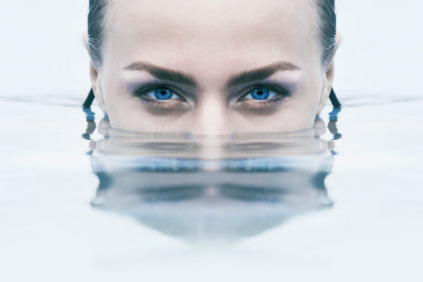 水里女人的特写脸图片下载