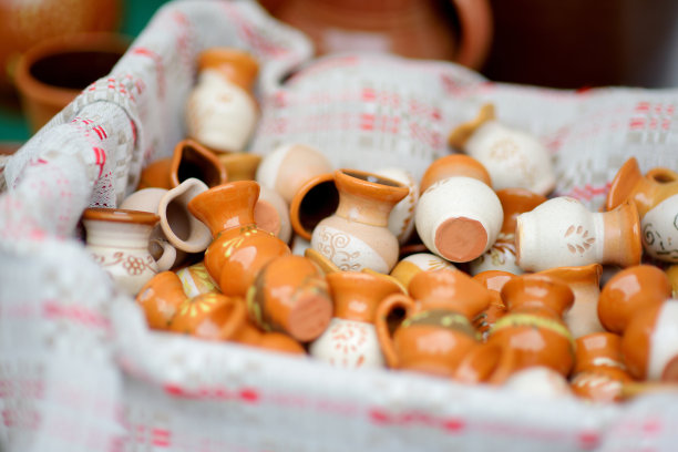 在维尔纽斯的复活节市场上出售的陶瓷盘子、餐具和水壶。立陶宛首都的传统工艺博览会每年3月在老城的街道上举行。图片下载