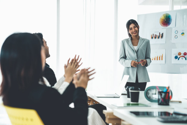 女商人熟练地完成工作项目，接受团队的庆祝。公司业务团队协作概念。图片下载