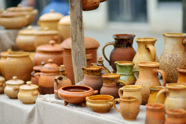 在维尔纽斯的复活节市场上出售的陶瓷盘子、餐具和水壶。立陶宛首都的传统工艺博览会每年3月在老城的街道上举行。图片下载