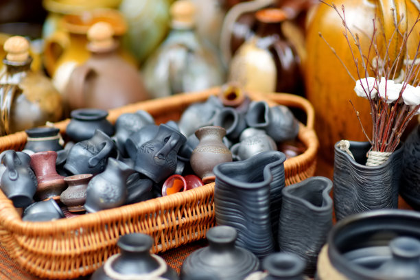 立陶宛维尔纽斯的复活节市场上出售的陶瓷盘子、餐具和水壶图片下载