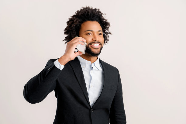 始终与客户保持联系。年轻的30多岁非洲裔男性办公室职员，商人，经理，通过手机通话图片下载