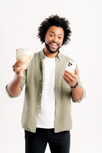 欣喜若狂，兴奋的非裔美国人，有魅力的家伙拿着欧元现金和智能手机图片下载
