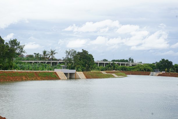 新建的城市公园之美图片下载