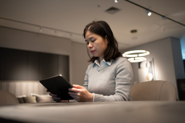 女人在家里用平板电脑上网图片下载