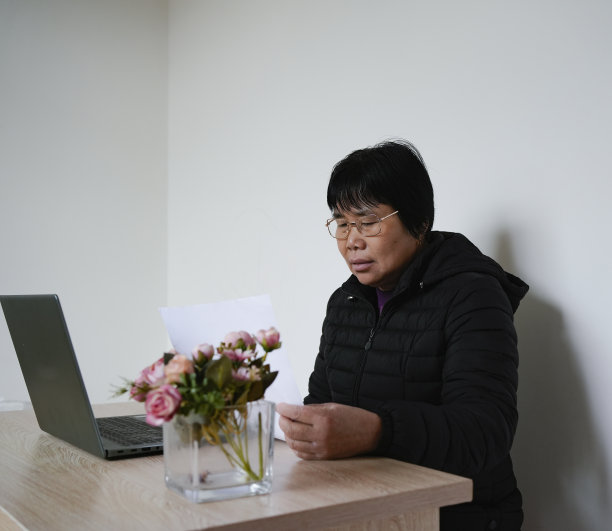 女性使用电脑图片下载