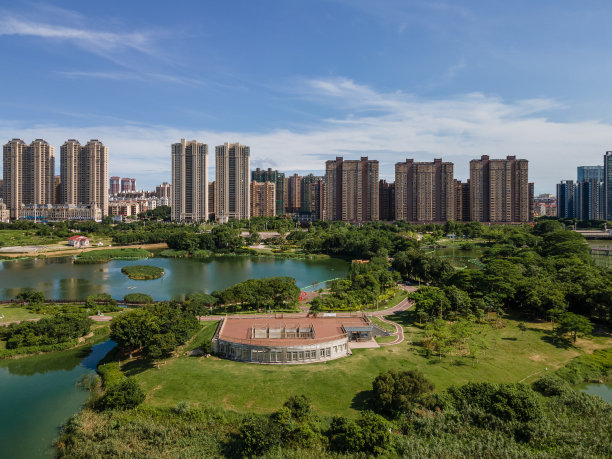 湿地公园绿化与现代城市建筑侧边图片下载