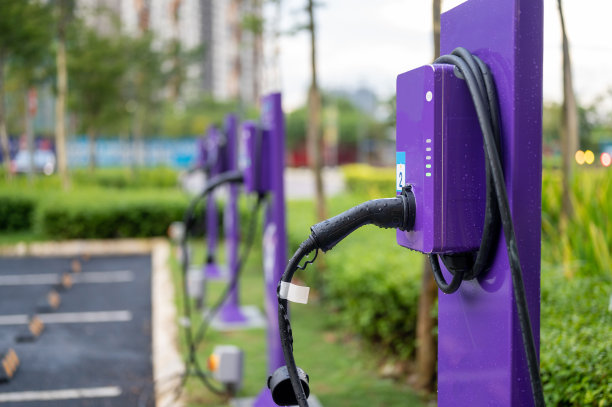 为现代电动汽车电池充电的公共充电站图片下载