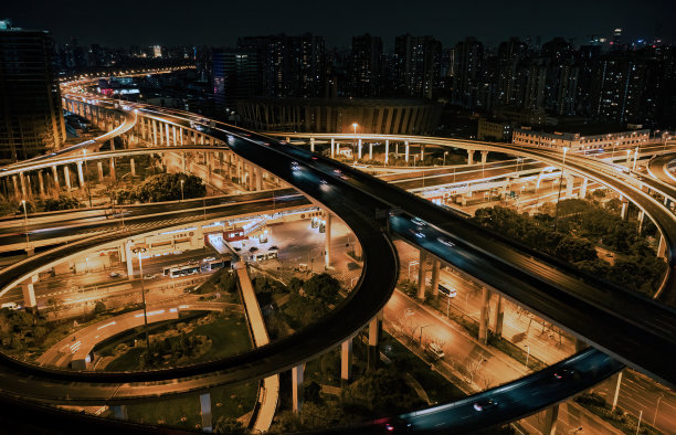 鸟瞰图，中国上海城市高速公路夜间繁忙的交通图片下载