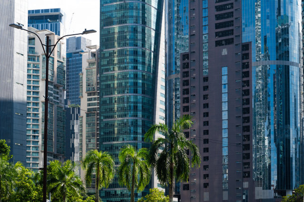 在明亮的阳光下，吉隆坡天际线的全景图片下载