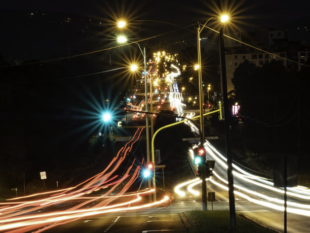 郊区街道上的灯光图片下载