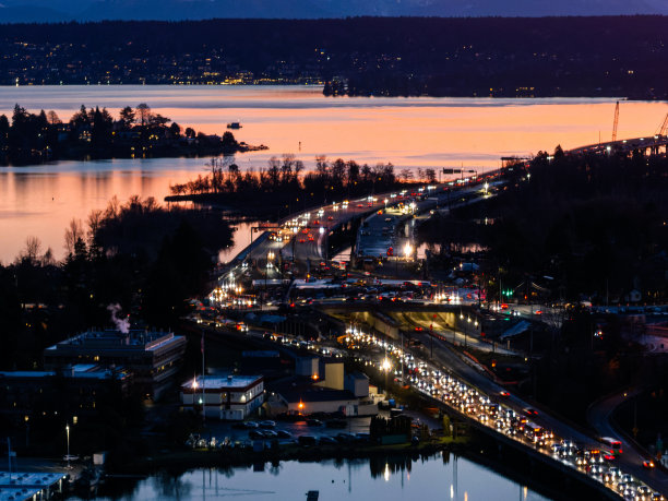 I-520公路上进入城市的交通鸟瞰图图片下载