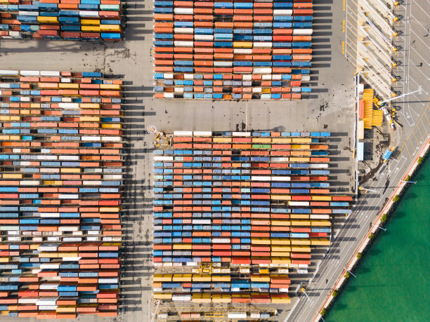 巨大的工业港口与集装箱鸟瞰图。图片下载