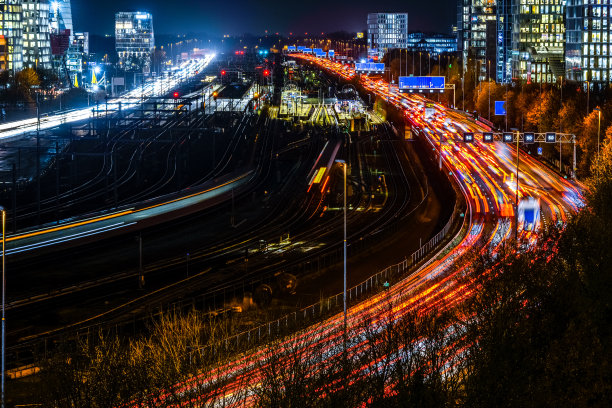 高速公路穿过商业区图片下载