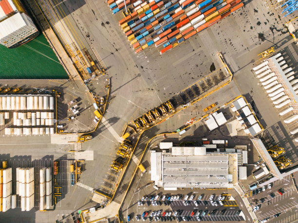 集装箱船码头与卡车的俯视图。图片下载