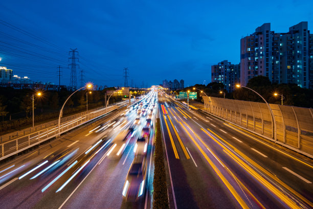 繁忙的城市高速公路夜景图片下载