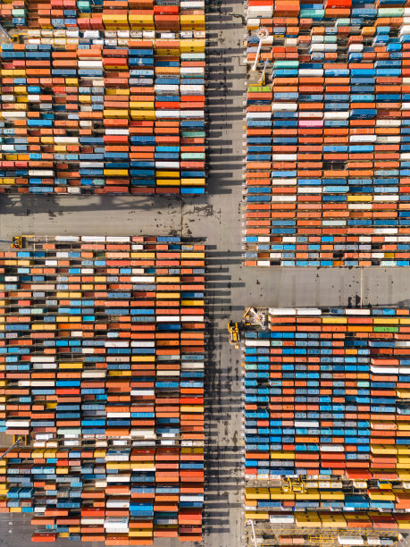 从无人机视角看集装箱码头。图片下载